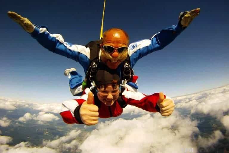 Fallschirmsprung als Benefizaktion über Siegerland Airport/Breitscheid