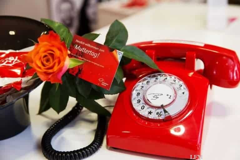 „Call Your Mom“ weltweit zum Muttertag am Flughafen Frankfurt