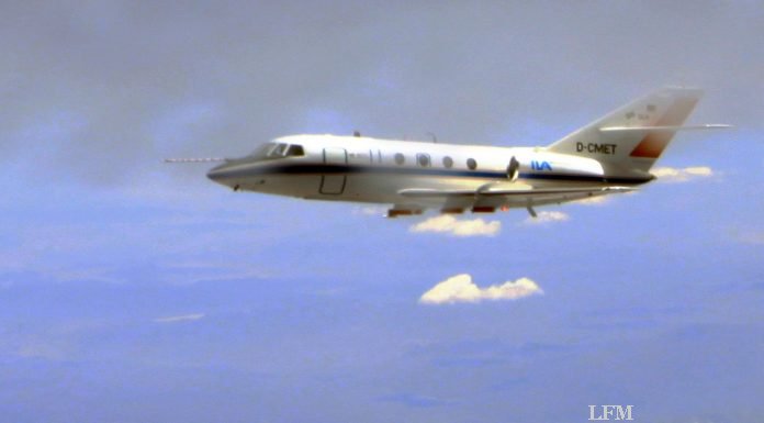 Flug im Abgasstrahl: Falcon misst Emissionen und Wirbelschleppen