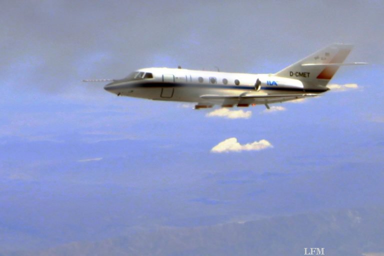 Flug im Abgasstrahl: Falcon misst Emissionen und Wirbelschleppen
