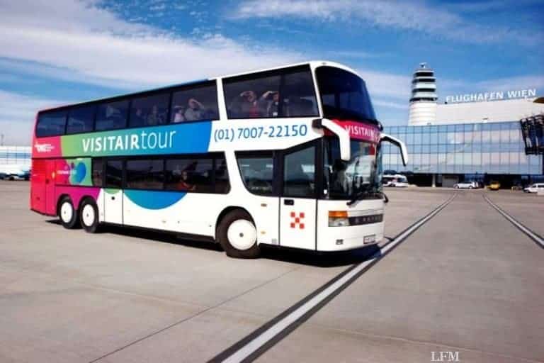 Sonderflug des Emirates-Airbus A380 zum Jubiläum am Flughafen Wien