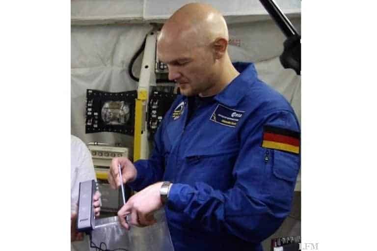 Alexander Gerst testet Lebenserwartung von Seifenblasen im All