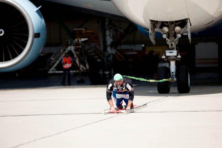 „Austrian Rock“ zieht Boeing 777 mit 142 Tonnen – Weltrekord