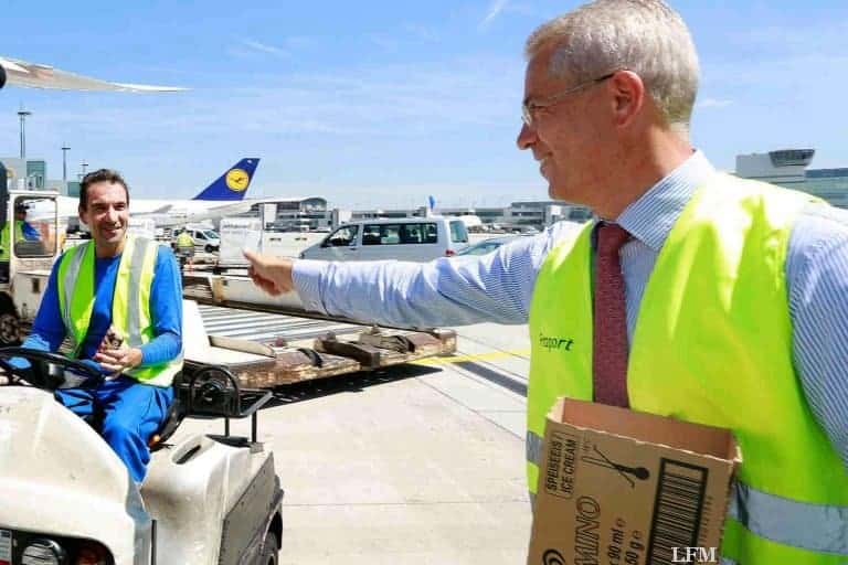 Kühle Getränke und Eis vom Chef für die Vorfeld-Arbeiter am Fraport