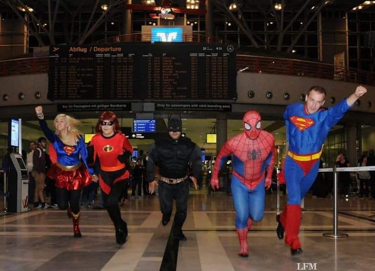 Superman, Batman oder Supergirl am Stuttgarter Flughafen