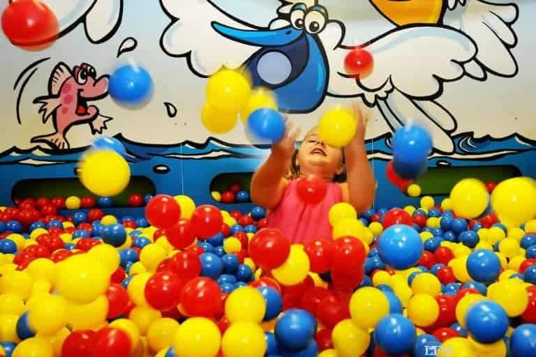 Auspowern und Spielen, bis der Flieger startet am Flughafen Stuttgart