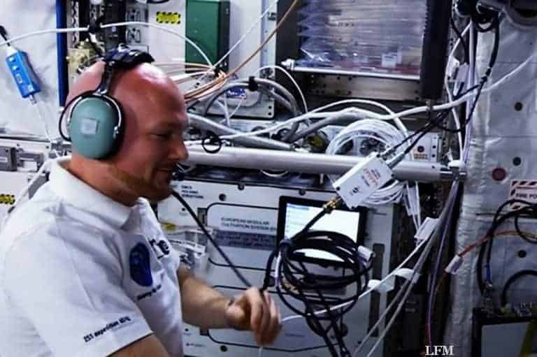 Schüler mit Funkkontakt zu Astronauten in Raumstation