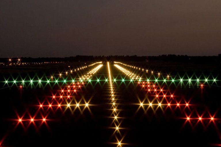 Flughafen FKB: Frachtflugzeuge im Einsatz für Daimler