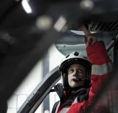 Erste Frau Verantwortliche Pilotin im ADAC-Helikopter