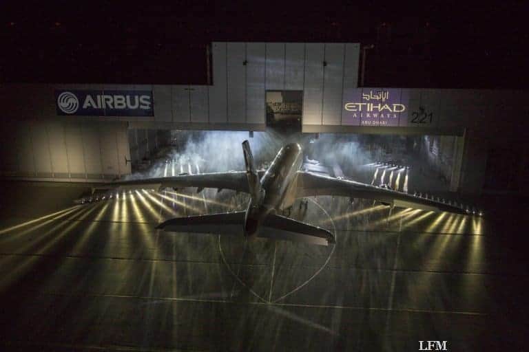Riesen-Airbus A380 trägt erstmals neuen Schriftzug der Etihad Airways