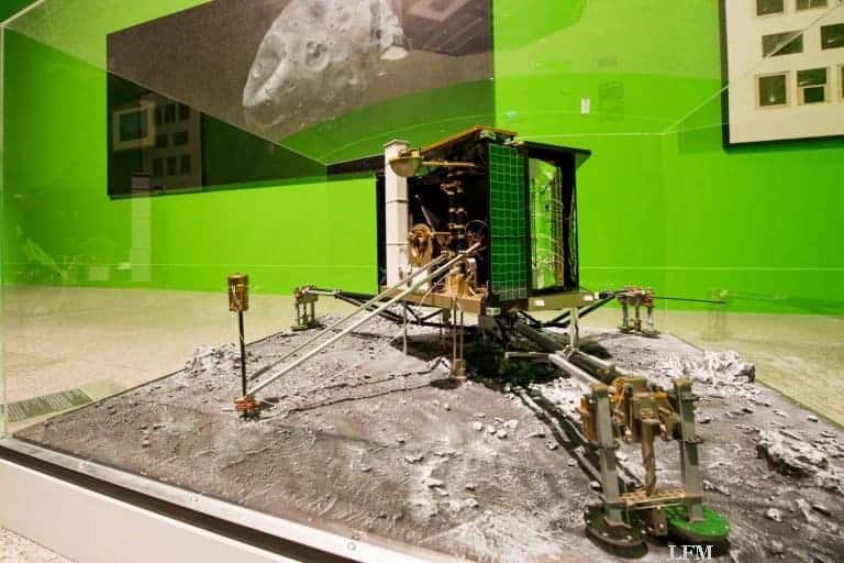 Weltraum-Ausstellung „Outer Space“ in Bonn mit Mondstaub und Raumfahrzeugen