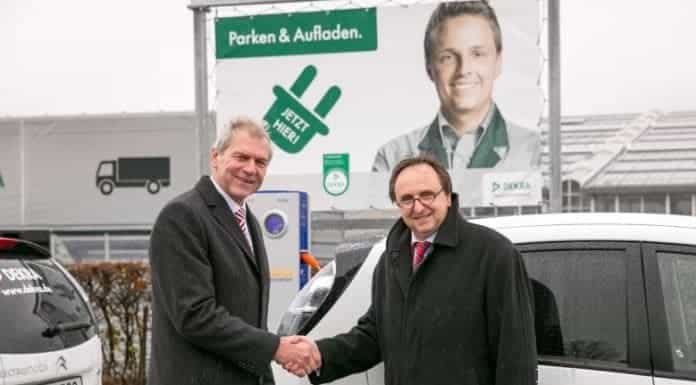 DEKRA betreibt Elektrofahrzeug am Stuttgarter Flughafen