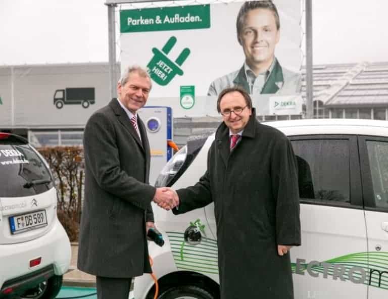 DEKRA betreibt Elektrofahrzeug am Stuttgarter Flughafen