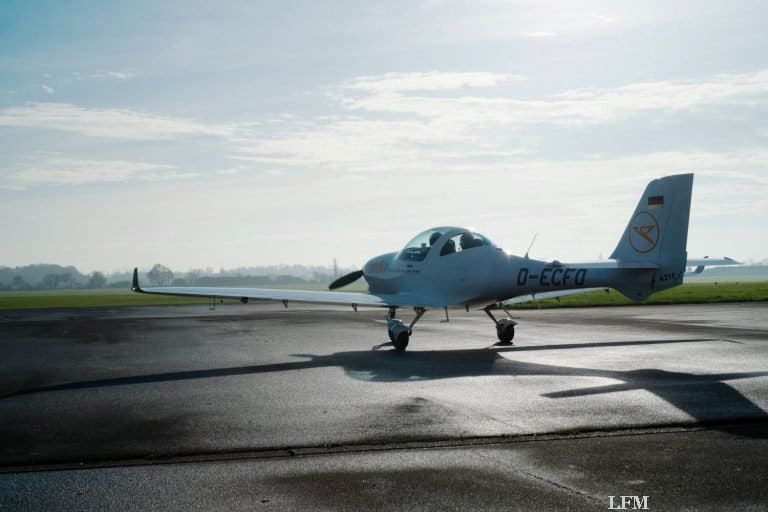 Condor Berufspiloten-Ausbildung auf neuer Aquila 210