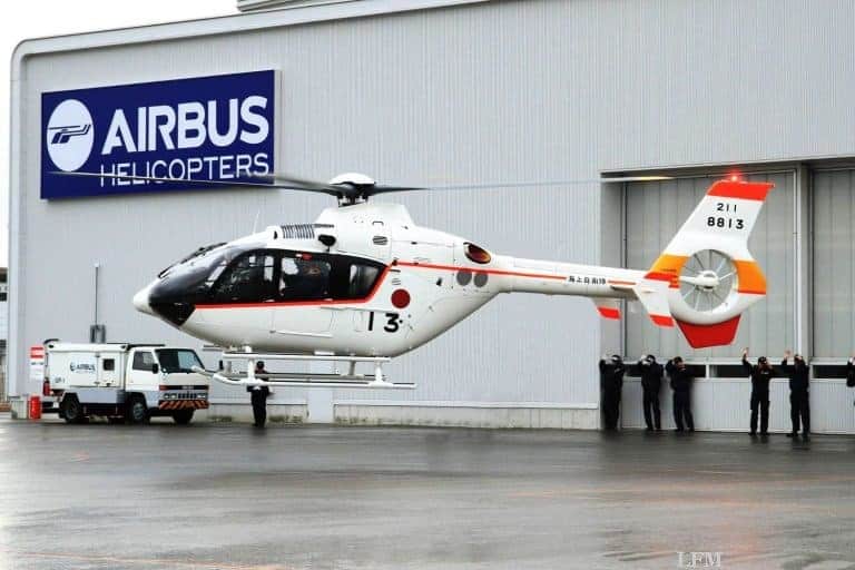 13 TH-135 in der JMSDF-Trainingsflotte