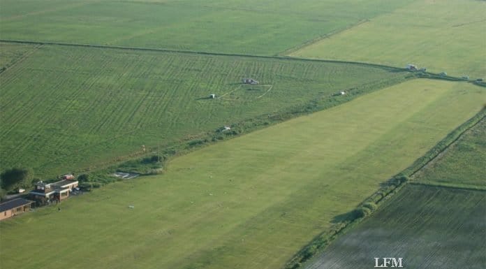 Leichtflugzeug verliert Tragfläche im Flug