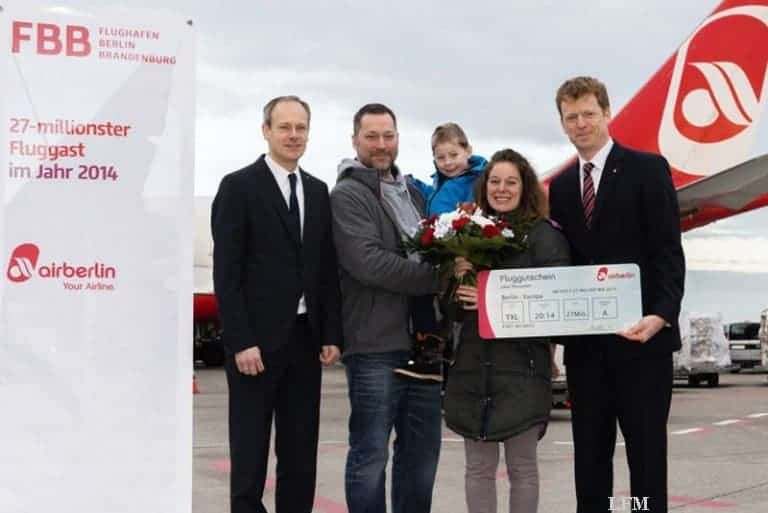 Fluggutschein für den 27.000.000. Passagier 2014 in Berlin