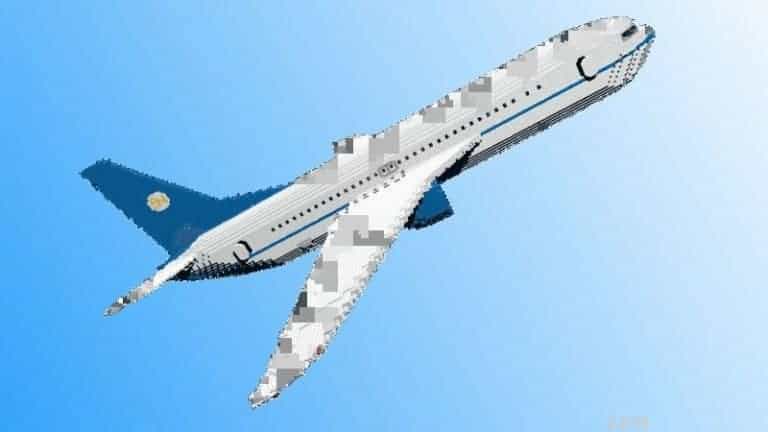 Bastler bauen detailliertes Flugzeugmodell am Flughafen Hannover