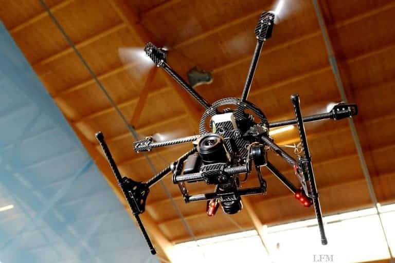 Drohnen-Schau mit Indoor-Flugfeld auf der AERO-EXPO 2015