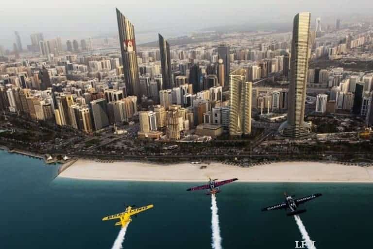 Erkundungsflug vor der Skyline von Abu Dhabi