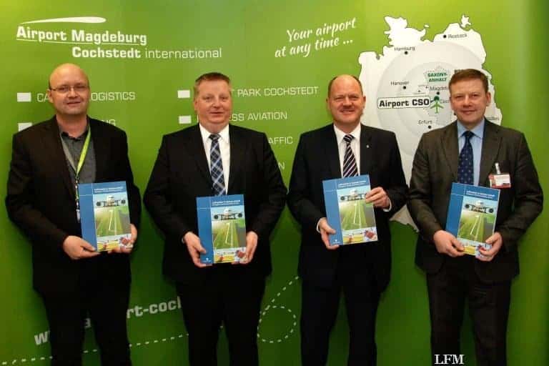 Verkehrsminister Thomas Webel präsentiert Luftverkehrskonzept in Cochstedt