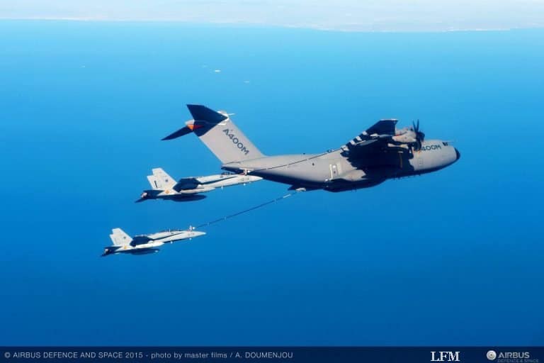 Airbus A400M führt doppelte Luftbetankung durch