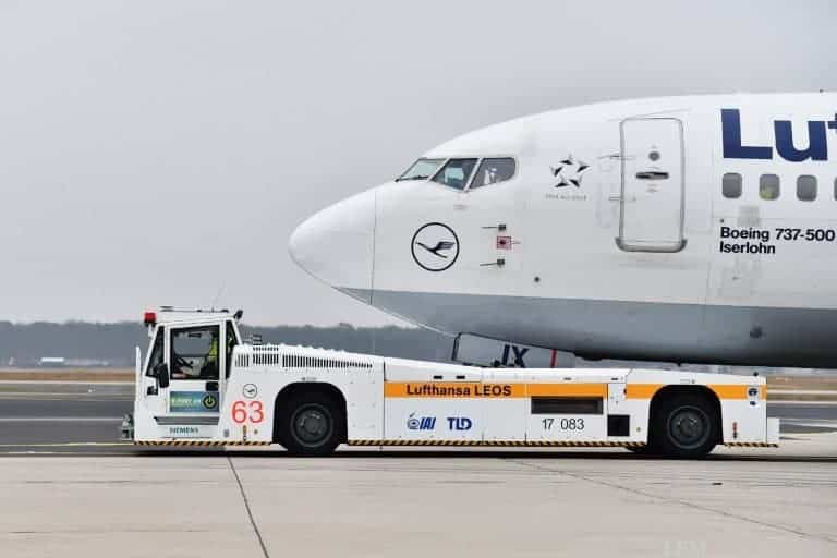 Test: Diesel-elektrischer Schlepper rangiert Großraumflugzeuge zur Startbahn
