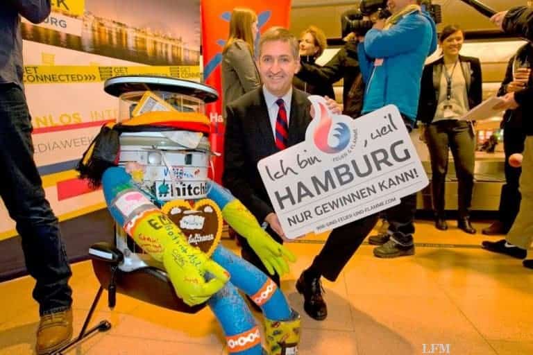 HitchBOT per Flugzeug zum Flughafen Hamburg getrampt
