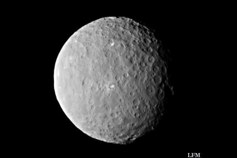 Sonde Dawn mit neuen Details von Zwergplanet Ceres