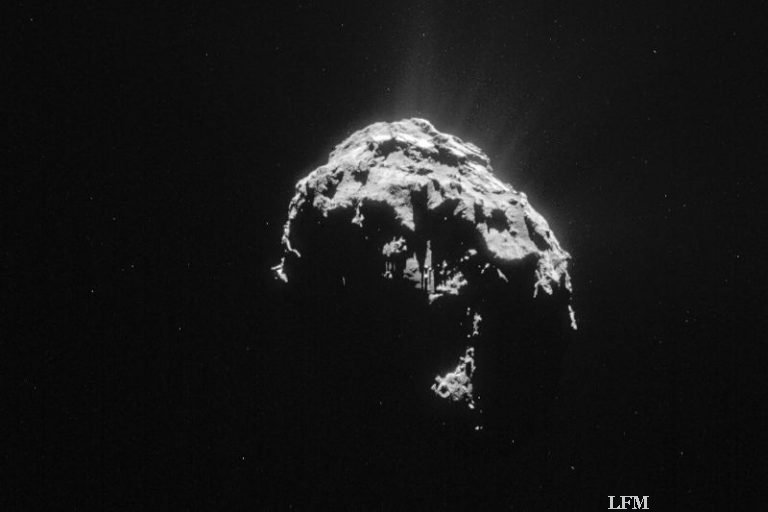 Rosetta wirft ihren Schatten auf Komet – und fotografiert