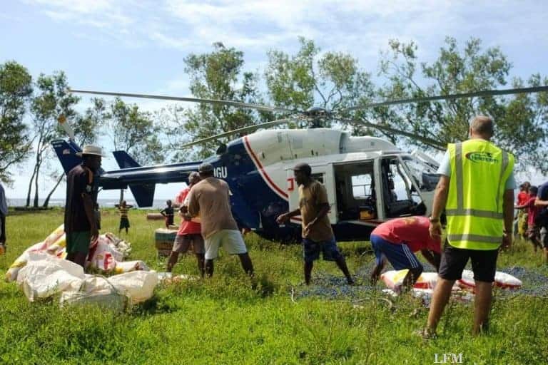 Hubschrauber verteilen Hilfsgüter in Vanuatu