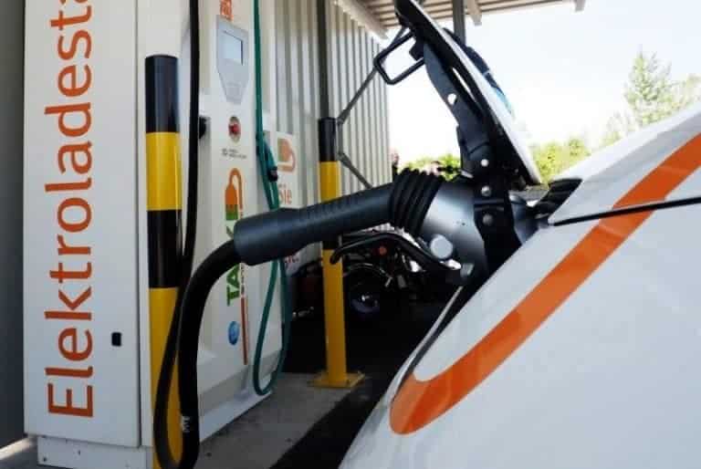 Schnell-Ladestation für E-Autos am Flughafen Wien