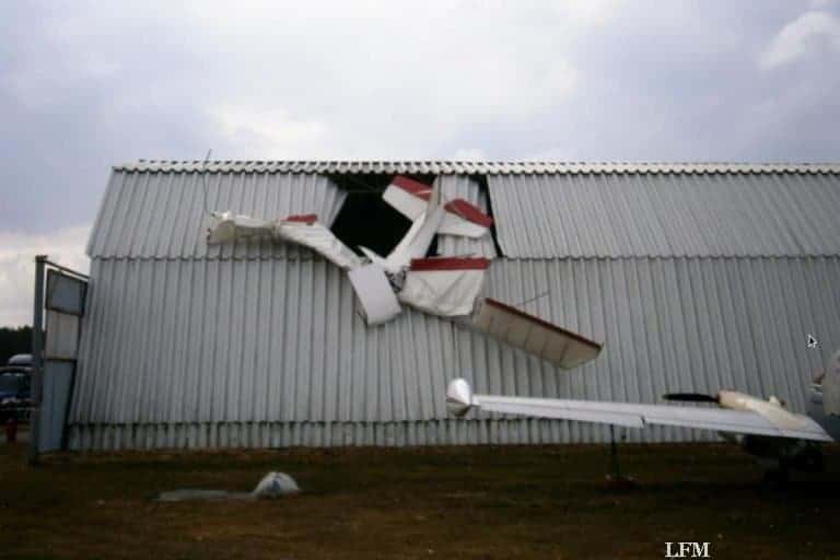 Flugschüler stürzt mit UL auf Flugzeughalle