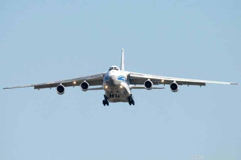 Antonov AN124-100 transportiert Spezialfracht nach Armenien