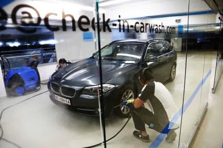 Autowasch am Flughafen Wien während der Reise