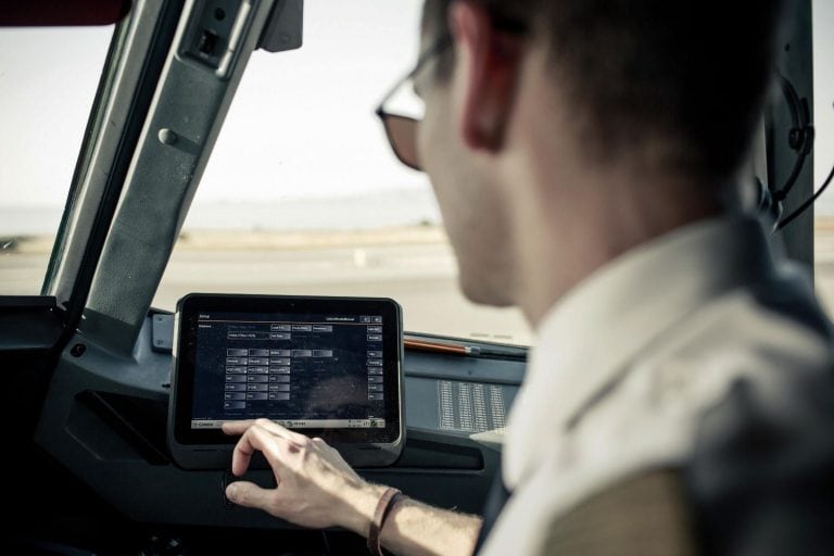 Piloten bei Thomas Cook fliegen mit papierlosem Cockpit