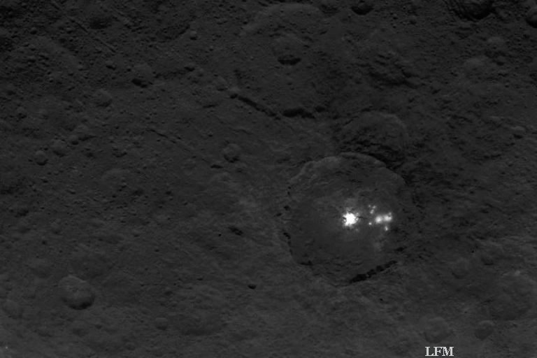 Raumsonde DAWN zeigt Details der Oberfläche von Ceres