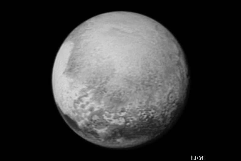 Pluto gewinnt an Konturen