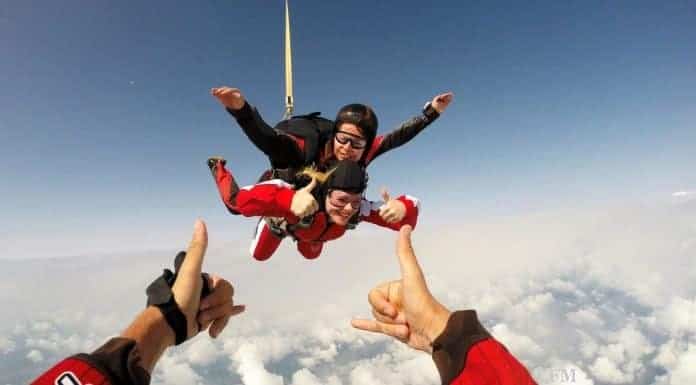 Tandemmasterin bringt die Männer am Fallschirm nach unten