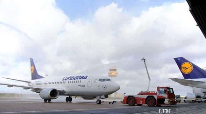 Azubis demonstrieren Technik einer Lufthansa Boeing 737