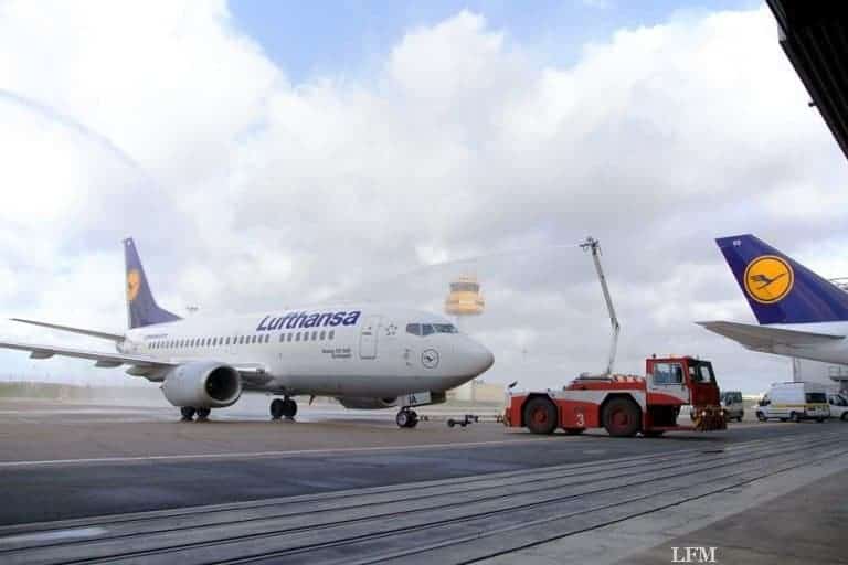 Azubis demonstrieren Technik einer Lufthansa Boeing 737