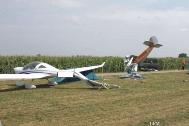 Oldtimernachbau kommt beim Start von der Piste ab