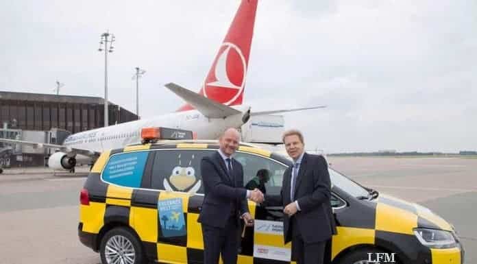 Flughafen Maskottchen Follow-Bee bekommt Dienstwagen