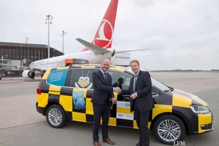 Flughafen Maskottchen Follow-Bee bekommt Dienstwagen