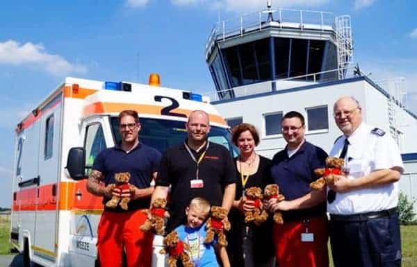 Flughafenfeuerwehr am Airport Weeze tröstet mit Teddys