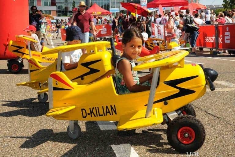 Kinderfest am Flughafen Stuttgart mit rund 20.000 Besuchern