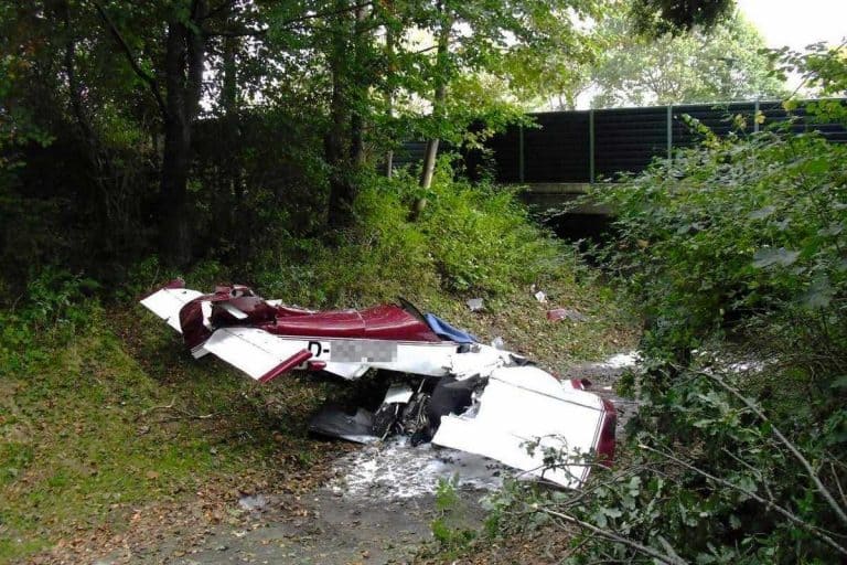 Höhenverlust bei Umkehrkurve: Ultraleichtflugzeug trifft Baum