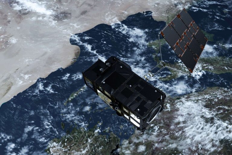 Sentinel-3A: Raus aus dem Reinraum für den Start in Russland