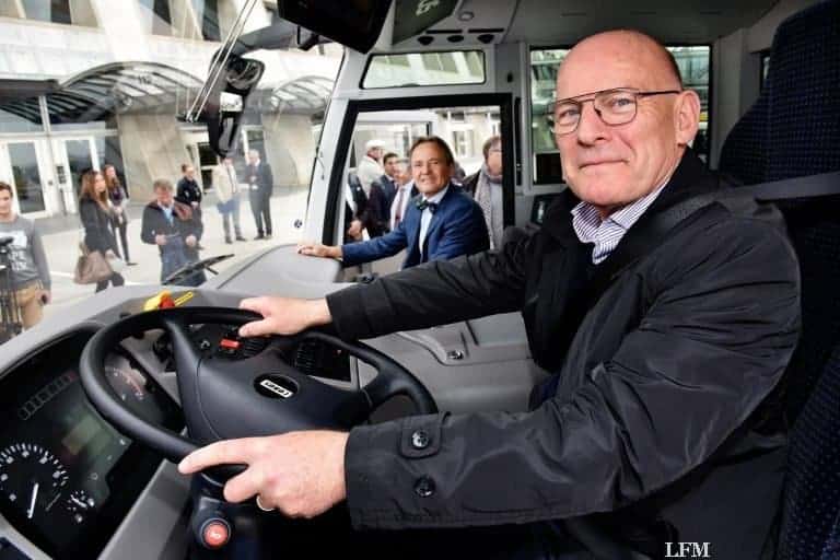 Elektrobusse auf dem Vorfeld gehen in Betrieb