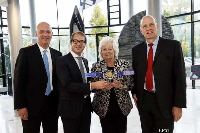 Minister Dobrindt besucht Satellitenbau der OHB in Bremen